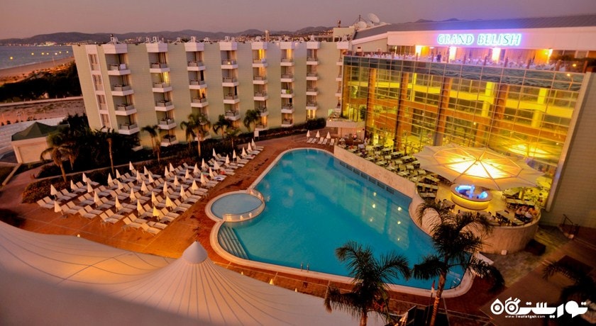 نمای استخر روباز و ساختمان هتل